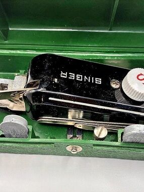 Singer Vintage Singer Buttonholer Attachment Set in Green
